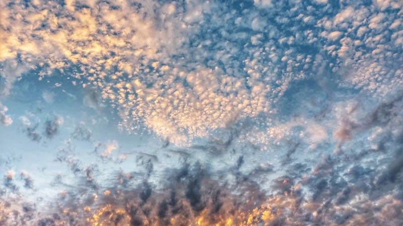 1jipc5bfascinatinggatheringofcloudsinmontrealcanada.jpg (2048x1152)