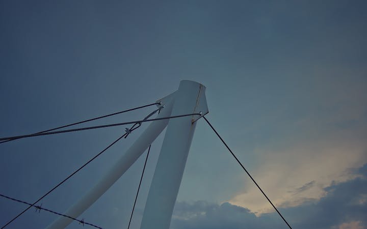 skiesholdingkites.jpg (1920x1200)